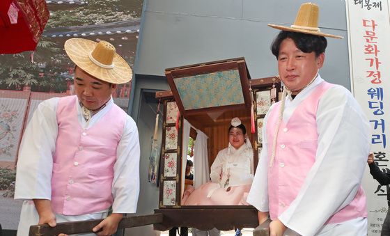 가마 타고 입장하는 신부