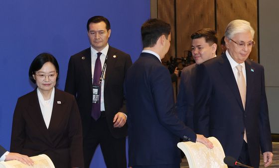 비즈니스 라운드 테이블 입장하는 한성숙 총리·카자흐스탄 대통령