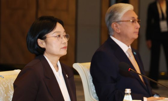 영상 시청하는 한성숙 총리와 카자흐스탄 대통령