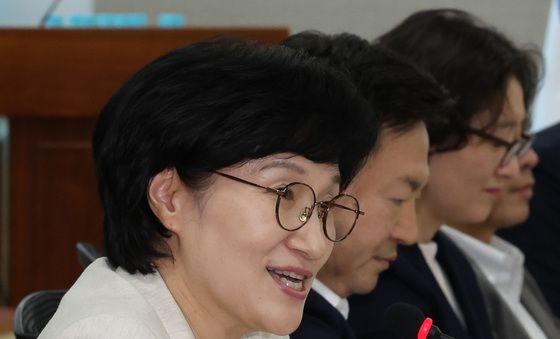 모두발언하는 원민경 장관