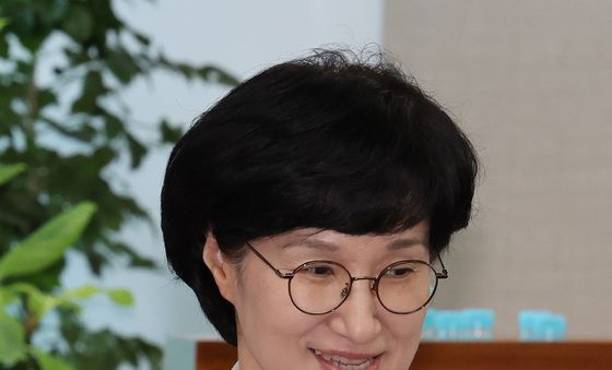 미소짓는 원민경 장관