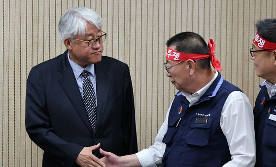 '어색한 악수'