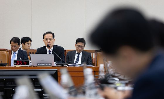 여당 의원 질의 답하는 이형일 부총리 겸 재경부 장관 후보자