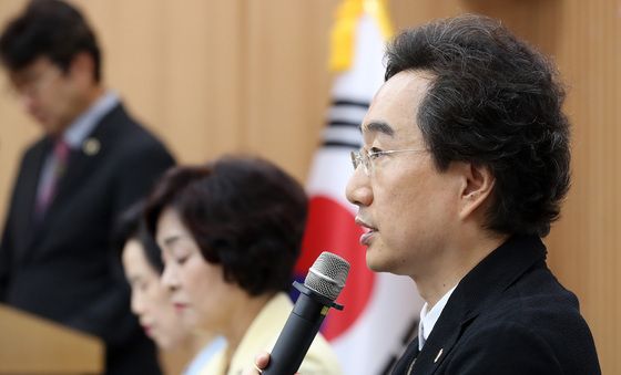 성명서 낭독하는 민복기 대구시의사회장