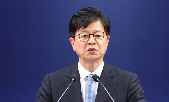 이재명 대통령 기자회견 일정 브리핑하는 성기홍 홍보수석
