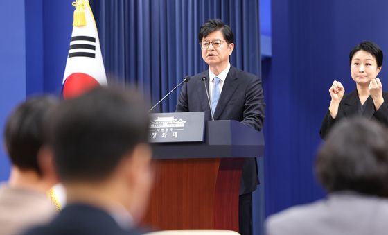 이재명 대통령 기자회견 일정 브리핑하는 성기홍 홍보수석