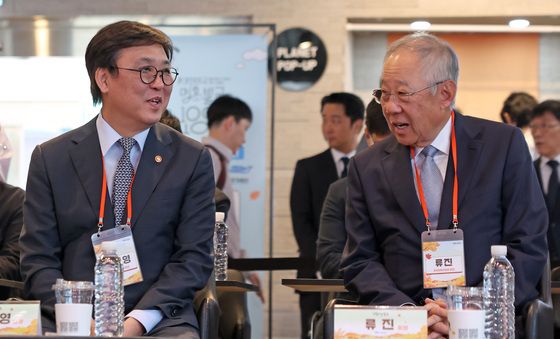 대화 나누는 최휘영 문체부 장관과 류진 한경협 회장