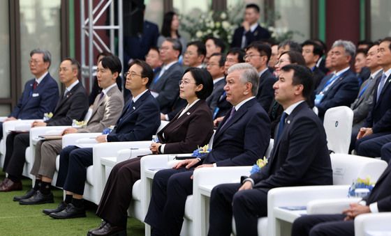 포럼 참석한 한성숙 총리와 우즈베키스탄 대통령
