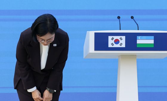 '한-우즈벡 비즈니스 포럼'서 인사하는 한성숙 총리