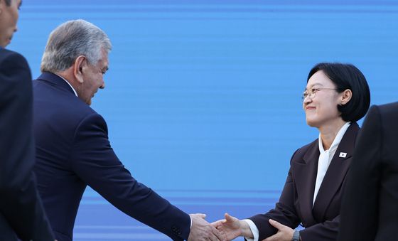 악수하는 한성숙 국무총리와 우즈베키스탄 대통령