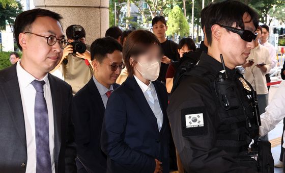 신변 보호 받으며 법정 출석하는 '신약 청탁 의혹' 브로커 양 모씨