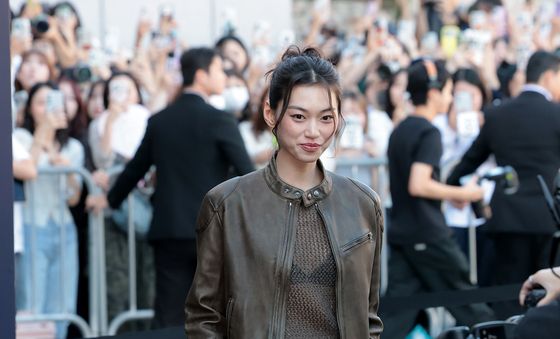 김도연, 속보이는 망사의상