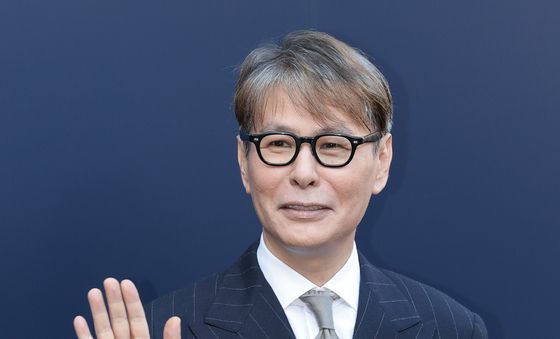 포즈 취하는 윤상