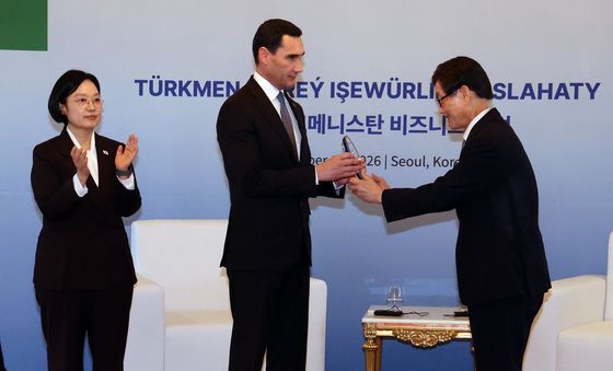 윤진식 무역협회장, 투르크메니스탄 대통령에 감사패 전달