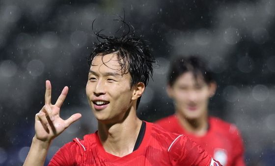 엄지성, '세 번째 골이에요'