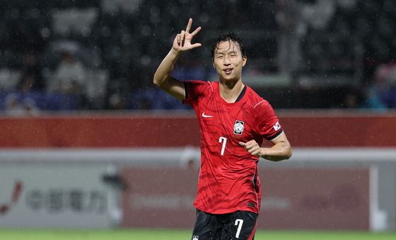 엄지성, '세 번째 골이에요'