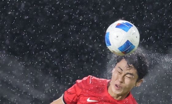 헤딩하는 이기혁