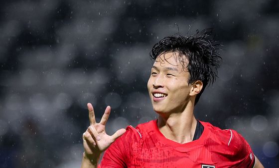 '해트트릭' 엄지성, 승리의 미소