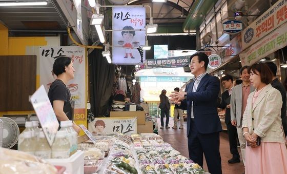 허태정 시장 상인 의견 청취하고 시민 장보기 독려