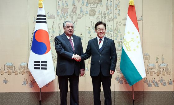 기념촬영 하는 한·타지키스탄 대통령