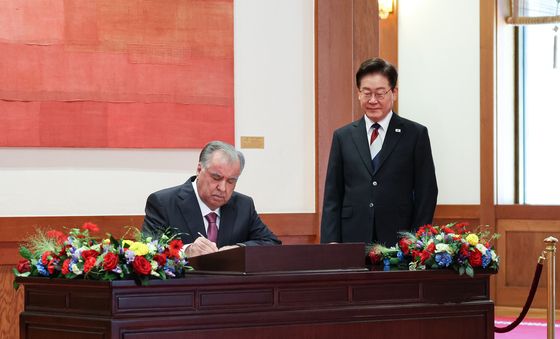 방명록 작성하는 라흐몬 타지키스탄 대통령