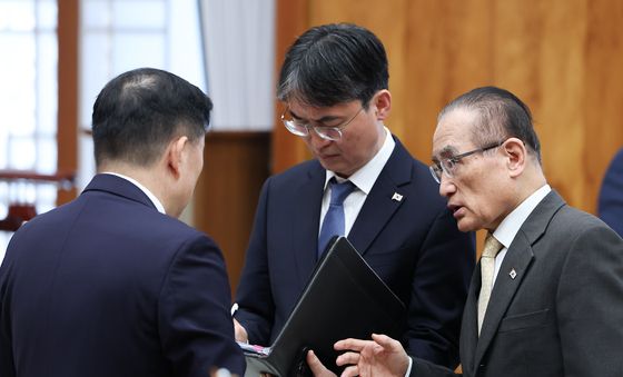 대화하는 위성락 안보실장·임웅순 제2차장
