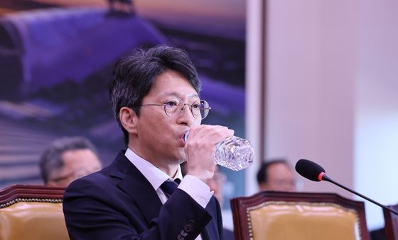 물 마시는 홍지선 국토교통부 장관 후보자