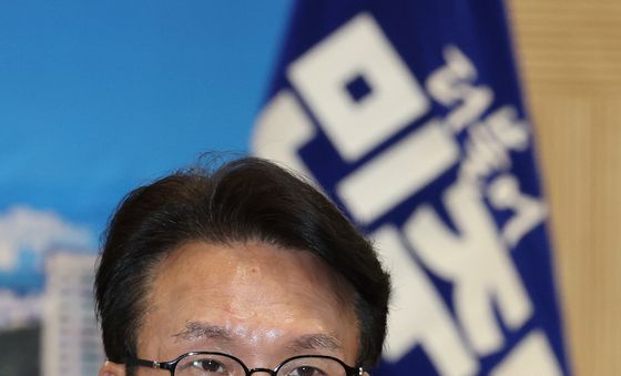 목 축이는 김민석 대표