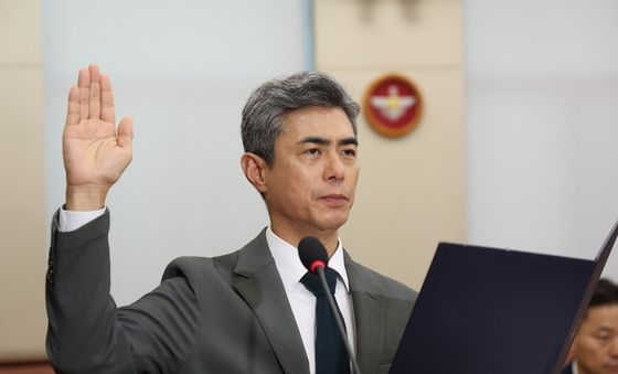 선서하는 강신철 국방부 장관 후보자