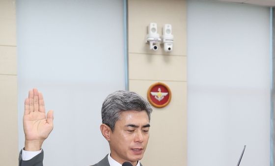 선서하는 강신철 국방부 장관 후보자