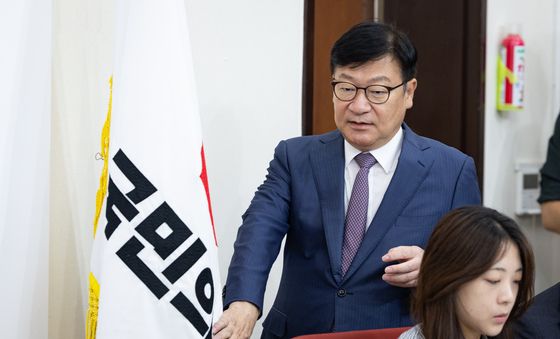 기자간담회 들어서는 정점식 국민의힘 원내대표