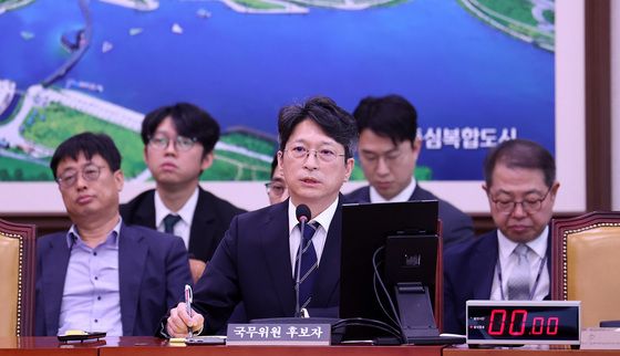 질의에 답하는 홍지선 국토부 장관