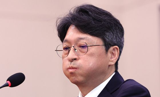 긴장한 모습의 홍지선 국토부 장관 후보자