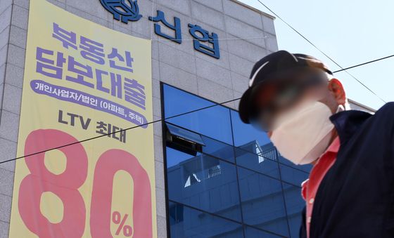 가계부채 비율 10년 만에 최저 수준, 81% 추정