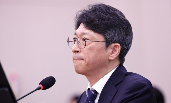 질의 경청하는 홍지선 국토부 장관 후보자
