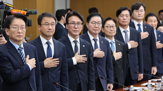 국기에 대한 경례하는 민주당