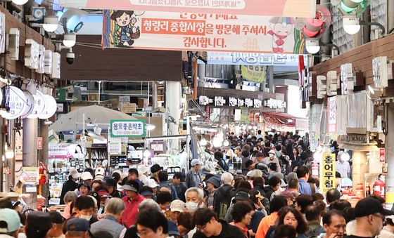 추석 차례상 준비에 30만원… 전통시장이 대형마트보다 저렴