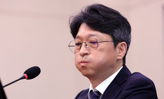 생각에 잠긴 홍지선 국토장관 후보자