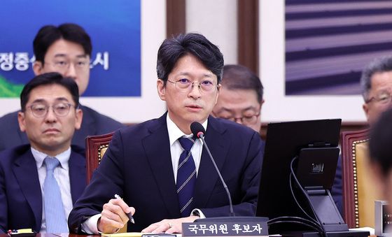 질의에 답하는 홍지선 국토장관 후보자