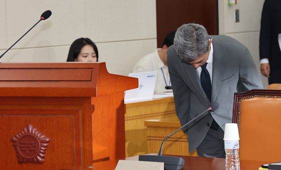 인사하는 강신철 후보자