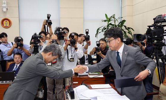 국회 국방위원장과 악수 나누는 강신철 후보자
