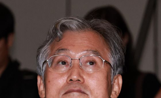 생각하는 조희대 대법원장