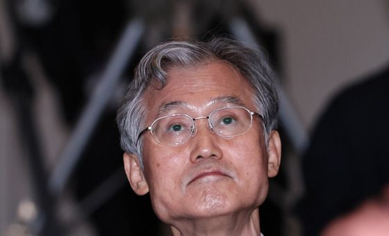 손뼉 치는 조희대 대법원장
