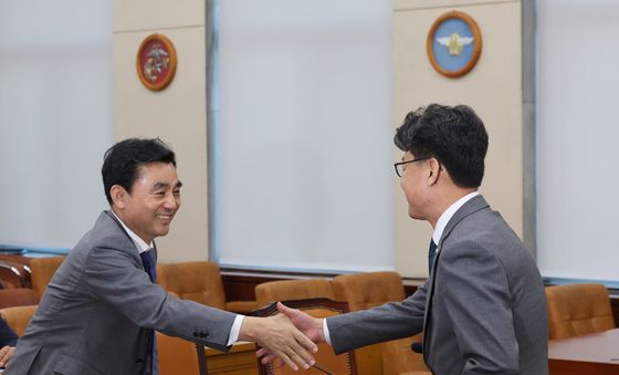 악수 나누는 안규백·진성준