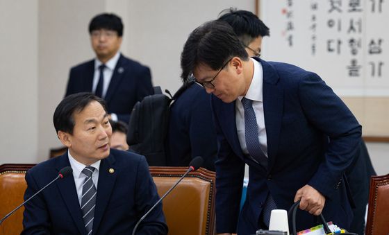 인사 나누는 이두희 국방부 차관과 이재승 공수처 차장