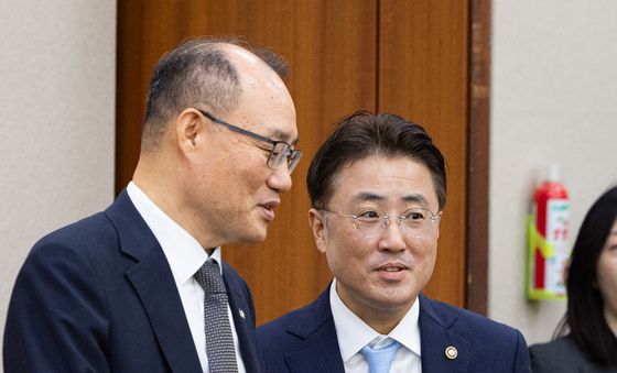 대화 나누는 기우종 법원행정처 차장과 이진수 법무부 차관