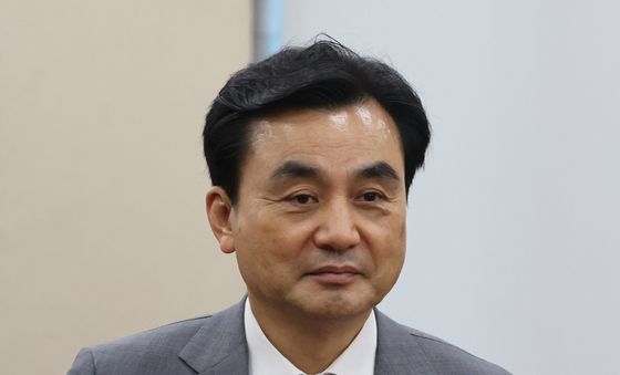 회의장 나서는 안규백 장관