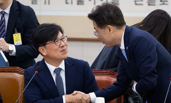 인사 나누는 이재승 공수처 차장과 이진수 법무부 차관