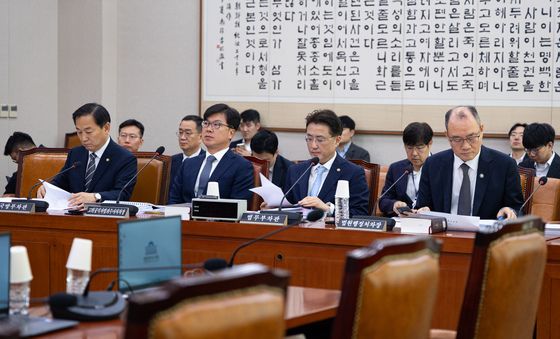 법사위 1소위 기다리는 차관들