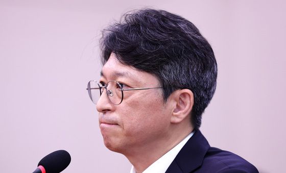 질의 경청하는 홍지선 국토장관 후보자